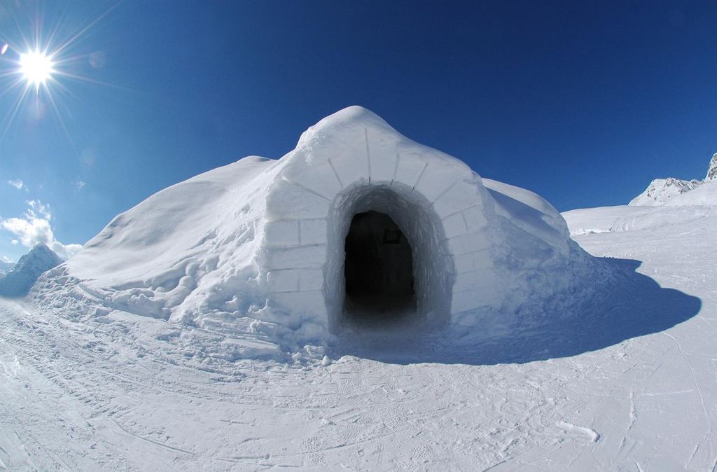 Jochen Schweizer Romantische Iglu-Übernachtung für 2 in der Schweiz; Erlebnis verschenken oder selbst erleben; Gutschein gültig für 2 Personen ...