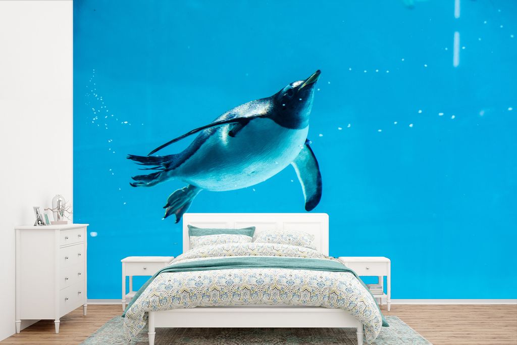 MuchoWow Fototapete für Wohnzimmer oder Schlafzimmer Wandtapete Vinyl Motivtapete Ein schwimmender Pinguin - 525x350 cm - Das Hintergrundbild