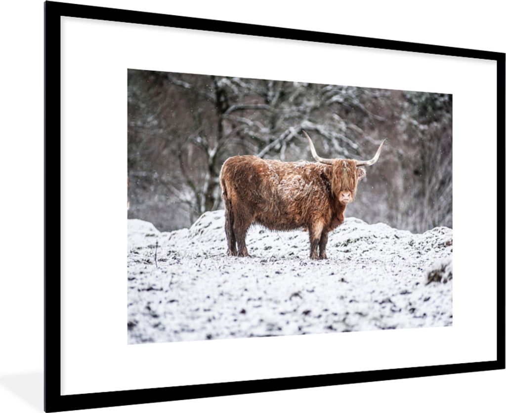 MuchoWow MuchoWow Gerahmtes Poster Schottisches Hochlandrind - Baum - Schnee 90x60 cm - Poster mit zchwarzem Bilderrahmen - Wanddekoration - Fotos