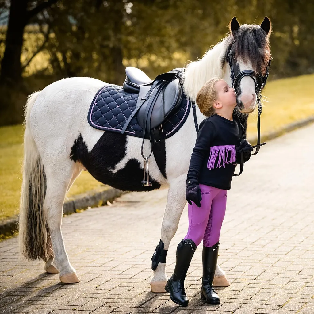 QHP Lize Sottosella Pony - Nero e Viola con Cuori per un Look Top