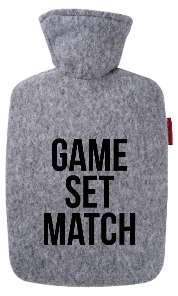 Huuraa Wärmflasche Game set match Tennis 1,8 Liter Filz Classic Filzbezug Bettflasche Geschenkidee