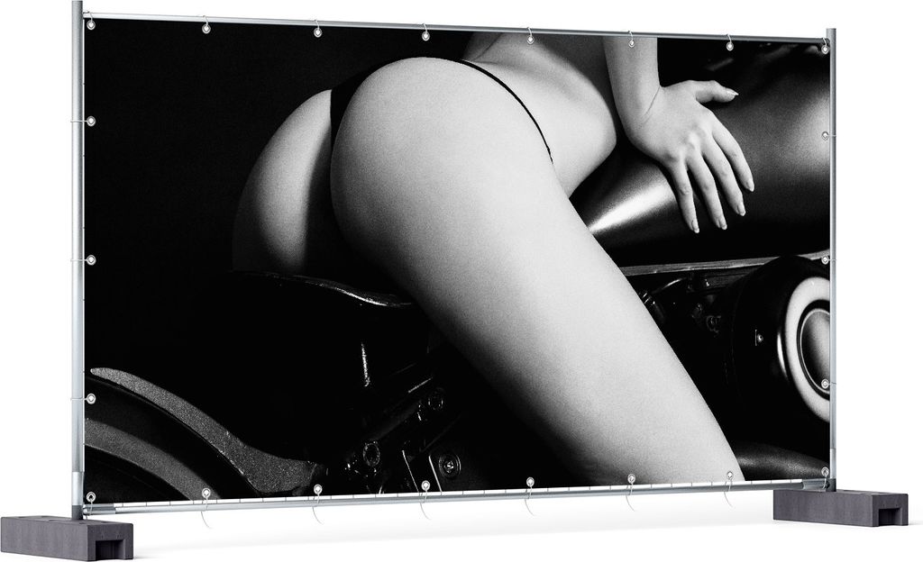 Wallario XXL Outdoor-Poster für Garten oder Balkon, Motiv Sexy Frau auf Motorrad schwarz weiß, in ca. 340 x 173 cm