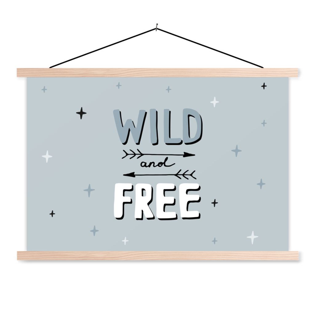 MuchoWow Textilposter Zitate - Wild und frei - Sprichwörter - Kinder - Baby - Jungen - Mädchen 120x80 cm mit holzfarbenen Rahmen - Aufhängeset