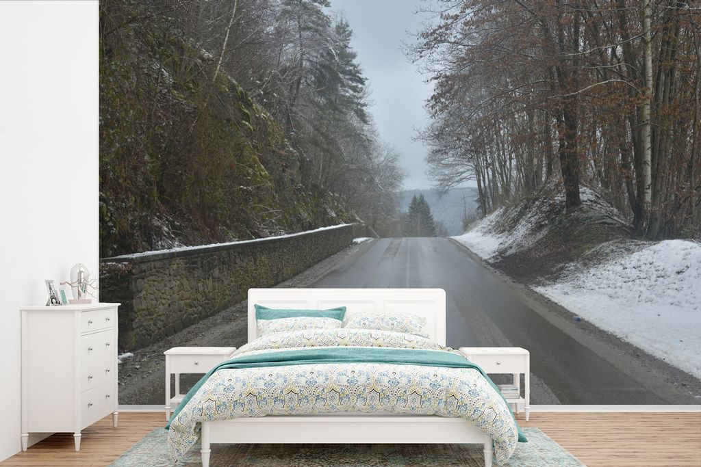 MuchoWow Fototapete für Wohnzimmer oder Schlafzimmer Wandtapete Vinyl Motivtapete Beide Seiten einer Straße in den Ardennen sind mit Schnee bed...
