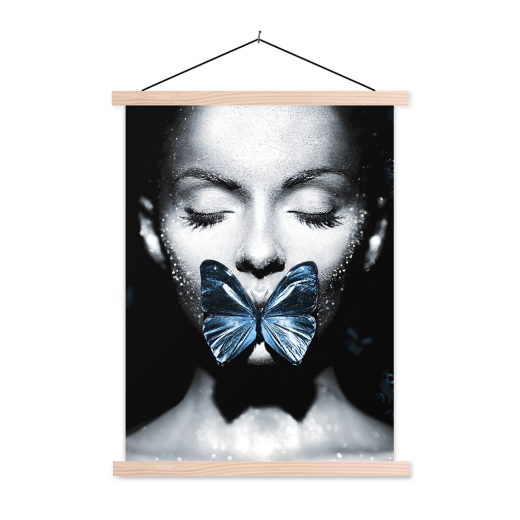 MuchoWow Textilposter Frau - Schmetterling - Blau 40x53 cm mit holzfarbenen Rahmen - Schlafzimmer