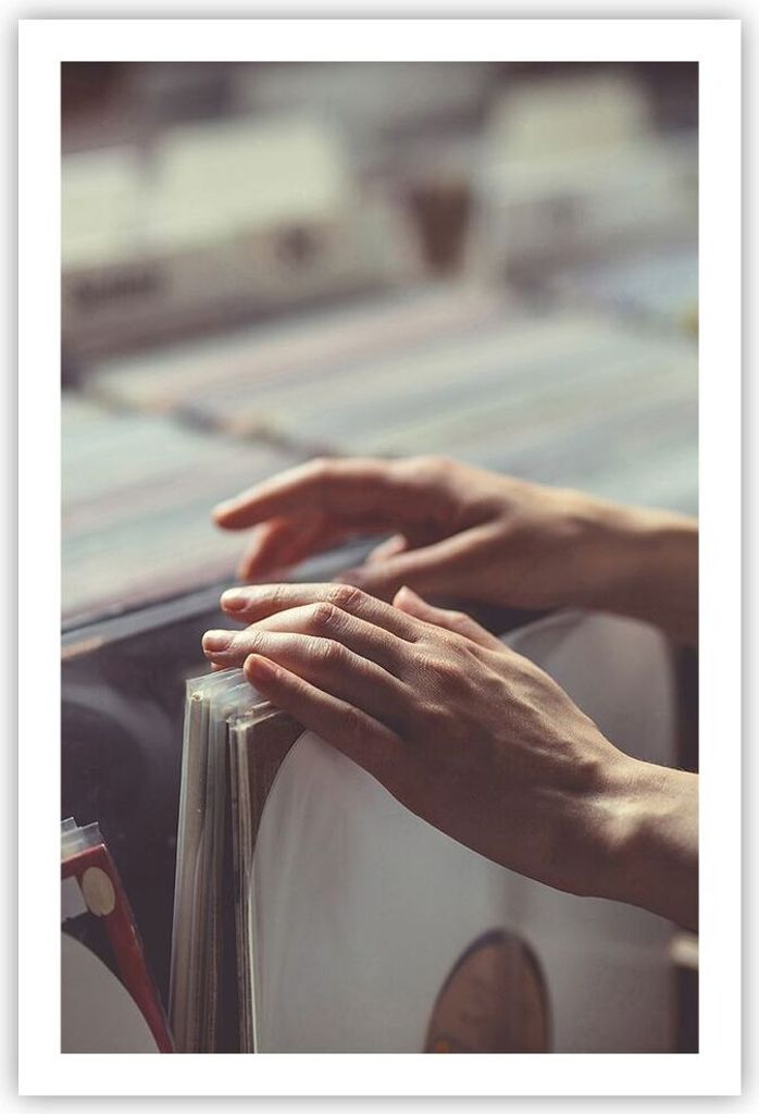 Poster - Poster ohne Rahmen - Platten Vinyl Hände - 61x91,5 cm - Wand Bild - Wanddeko - Wandbilder - Kunstposter - Wandposter - Bilder - Kunstdruc...