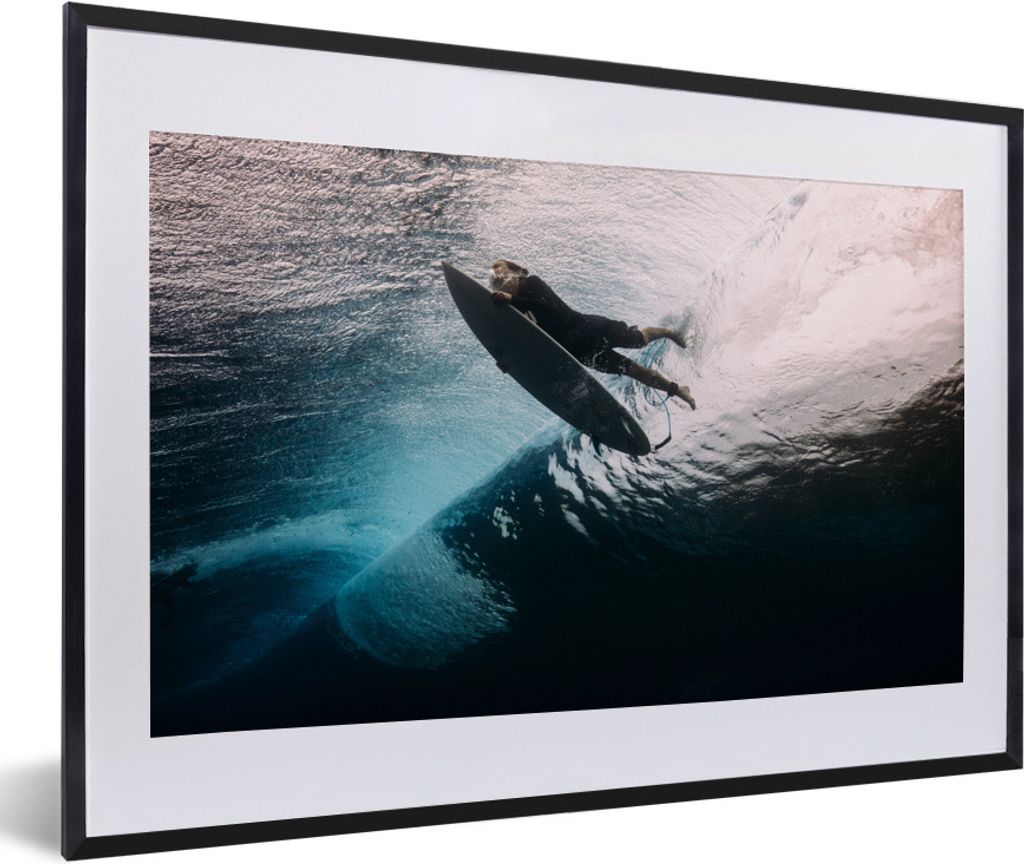MuchoWow Gerahmtes Poster Surfer taucht 60x40 cm - Poster mit Schwarzem Bilderrahmen Wandposter Rahmen Foto Bilder - Schlafzimmer - Plakat in Rah...