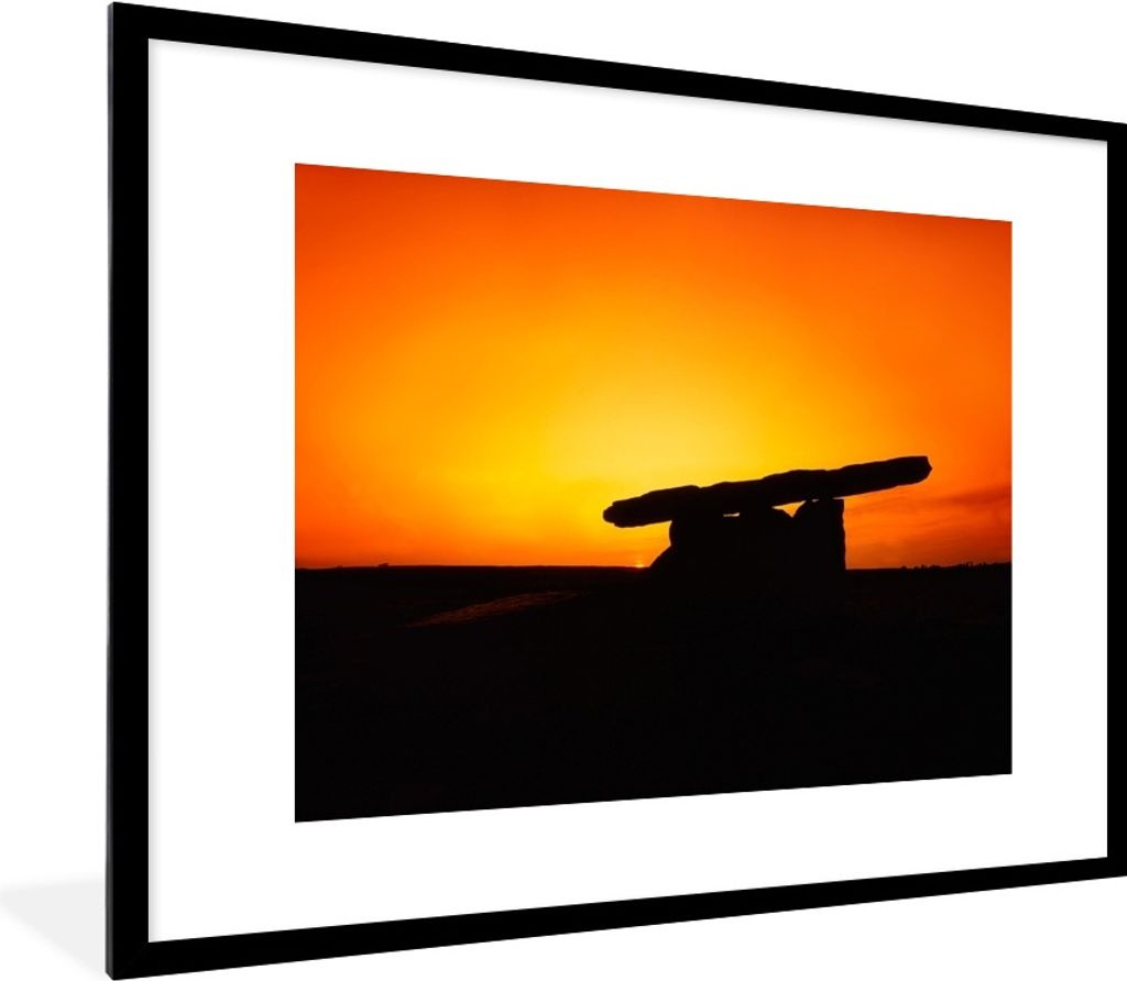MuchoWow Gerahmtes Poster Ein orangefarbener Himmel in der Nähe eines Hünenbettes 80x60 cm - Poster mit Schwarzem Bilderrahmen Wandposter Rahme...