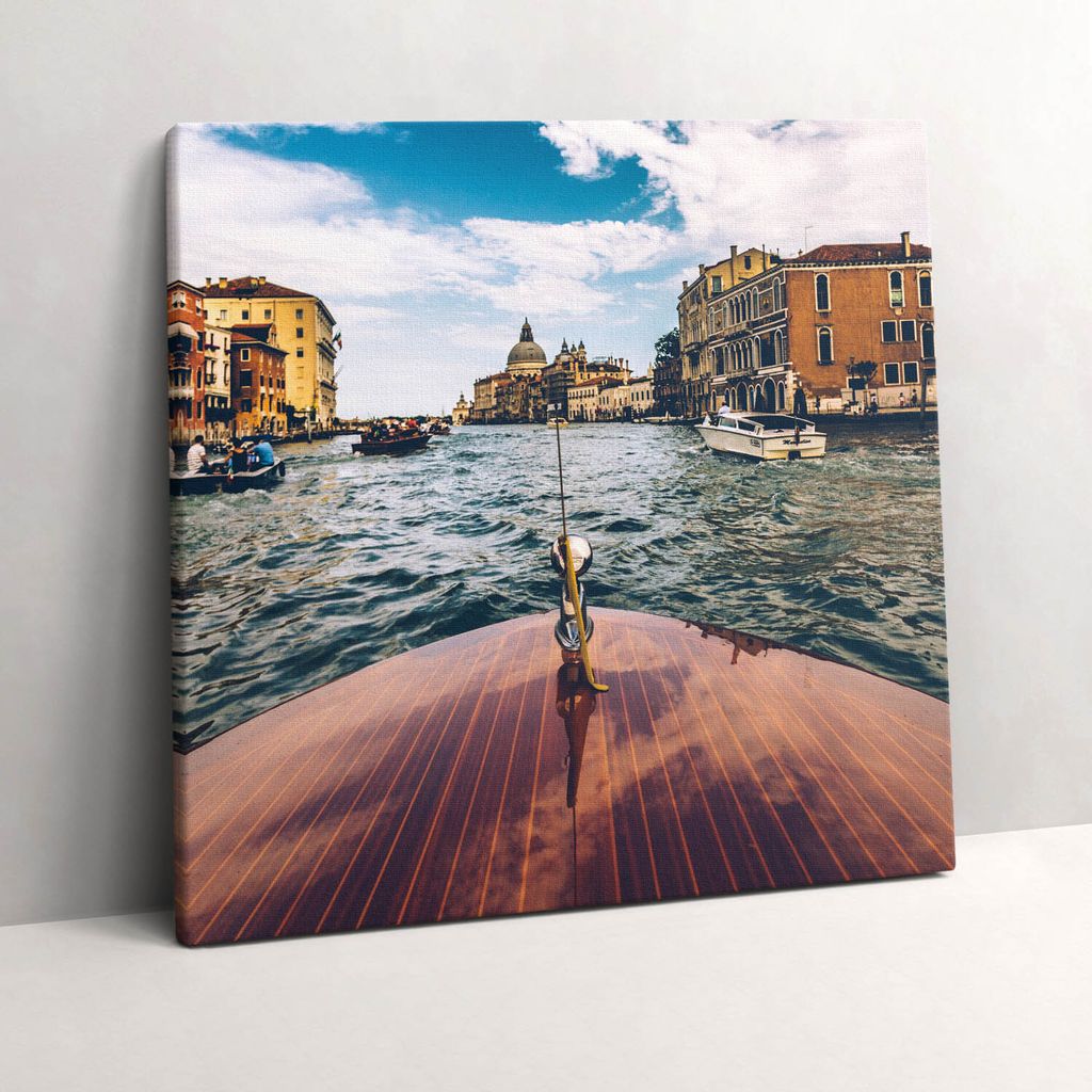 Motorboat in the river – Leinwandbild Wandbild – 60x60 cm – Leinwandbilder – Wandbilder – Schlafzimmer – Flur