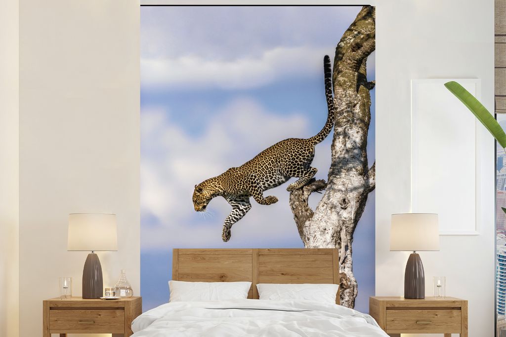 MuchoWow Fototapete für Wohnzimmer oder Schlafzimmer Wandtapete Vinyl Motivtapete Leopard - Baum - Sprung - 160x240 cm - Vinyltapete
