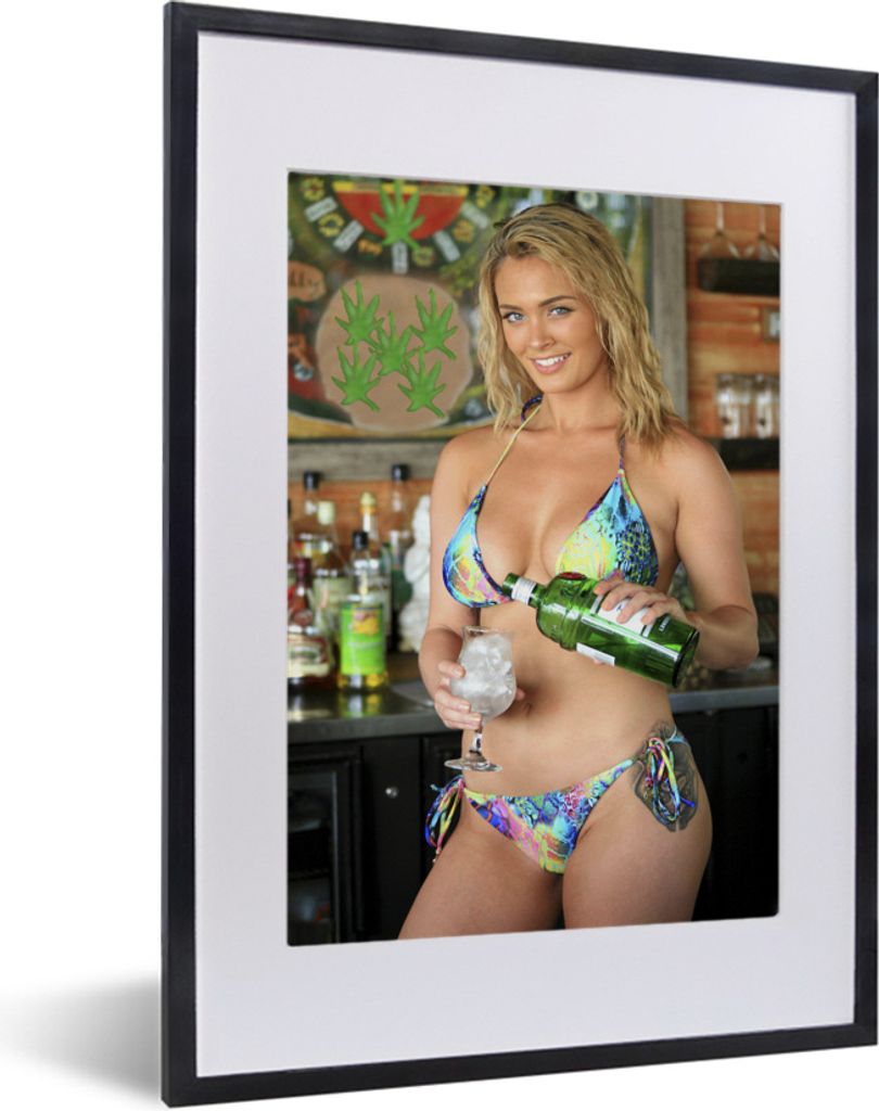 MuchoWow MuchoWow Gerahmtes Poster Eine blonde Frau mit einem bunten Bikini 30x40 cm - Poster mit zchwarzem Bilderrahmen - Wandposter Schlafzimmer