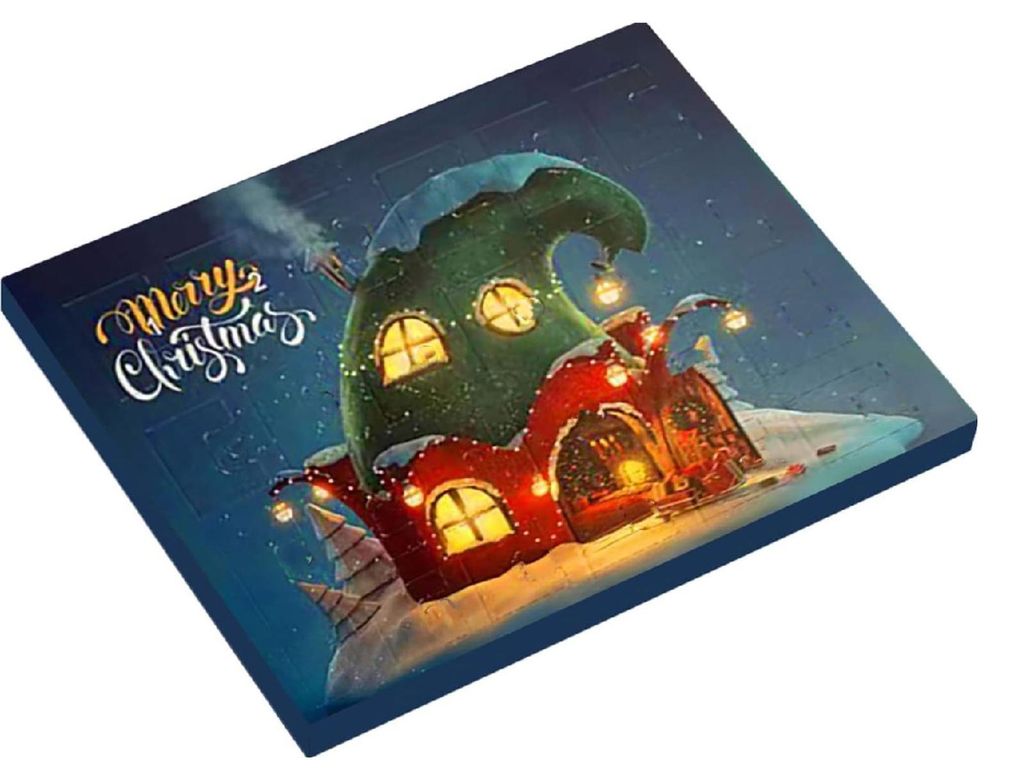 Quadratischer Weihnachtsadventskalender mit einer verspielten Hausillustration in Grün und Rot, Schnee und dem Text "Merry Christmas"