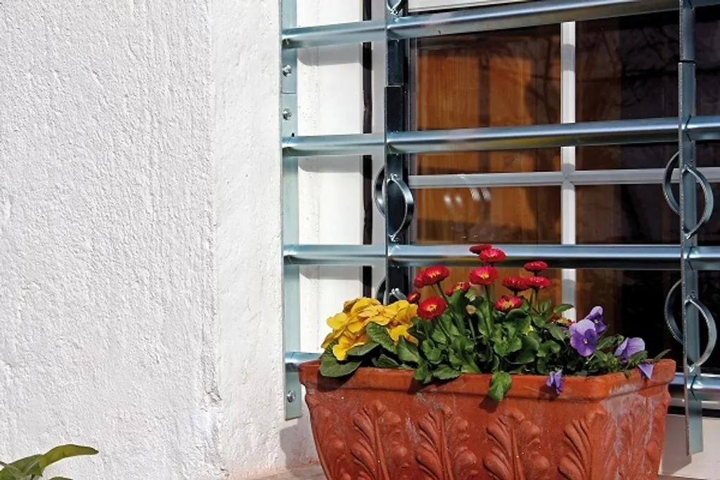 Sécuriser une fenêtre extérieure avec cette grille extensible Alberts - 9