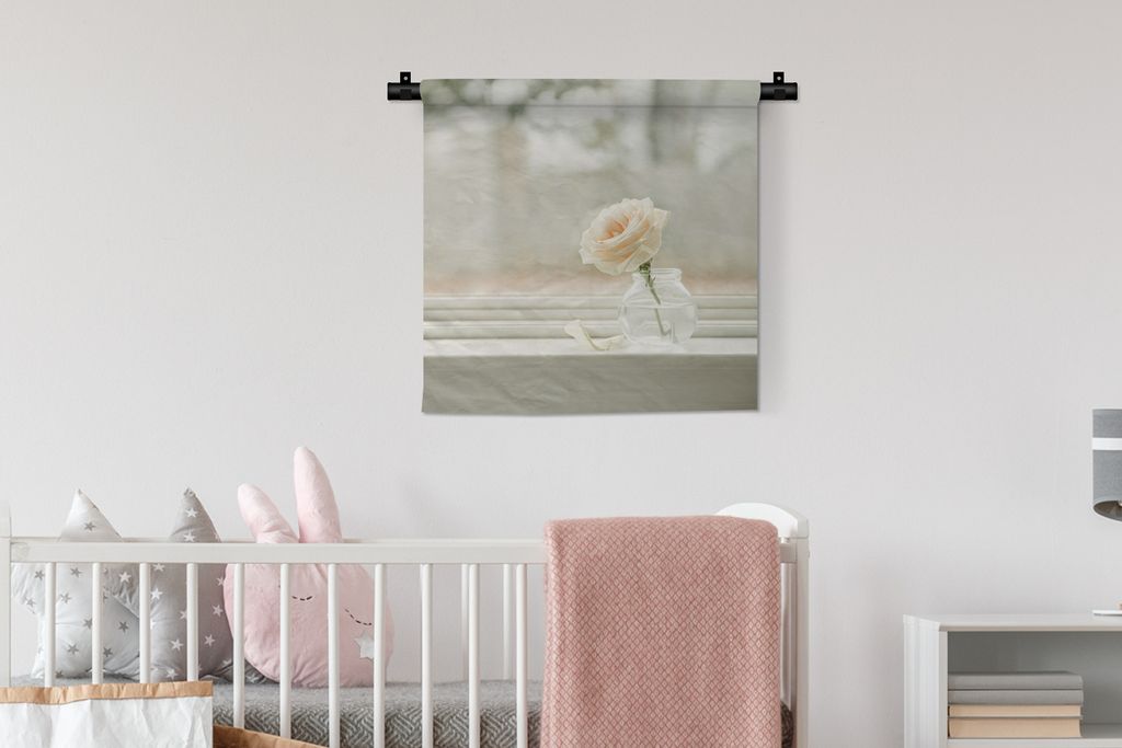 MuchoWow Wandteppich Wandbehang Rose in einer Vase auf einer Fensterbank 60x60 cm Tapisserie Dekoration Wandtuch - Dekorationen - Wand Decke