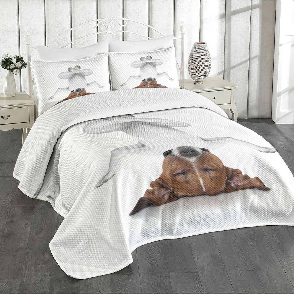 ABAKUHAUS Yoga Tagesdecke Set, Yoga Jack Russell Hund mit geschlossen Augen Entspannend Ruhe Humorvolle Therapie, 264 x 220 cm, Weiß Braun