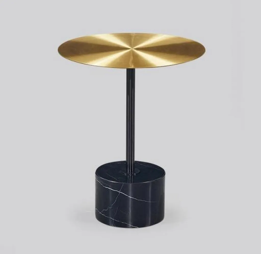 Bout de canapé rond noir et doré avec plateau de rangement pratique