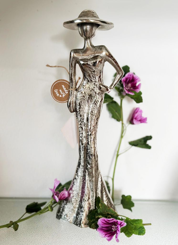 Design Skulptur Elegante Lady mit Hut 30cm Silber Farben Aluminium Wohnzimmer Skulpturen Deko Modern