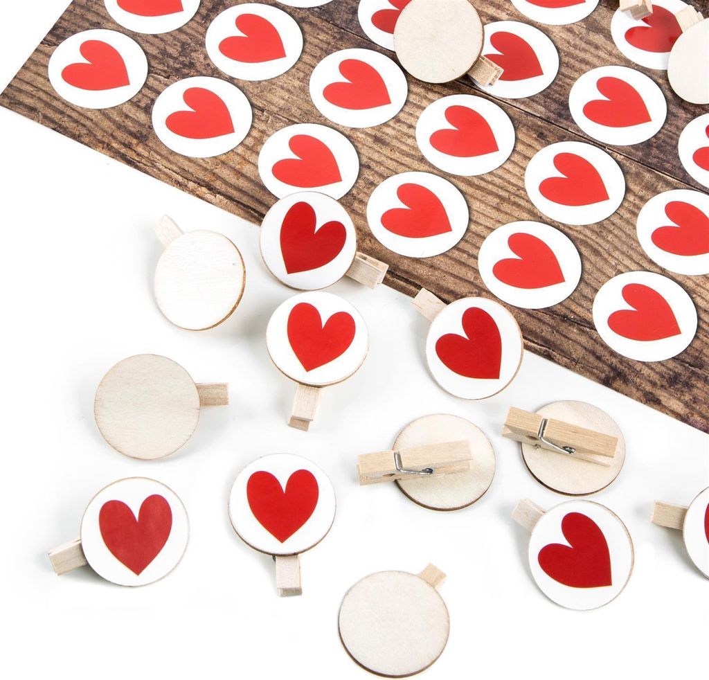 70 Holzklammern + Herz Aufkleber rot weiß Gastgeschenk Give-Away Hochzeit Herzdeko