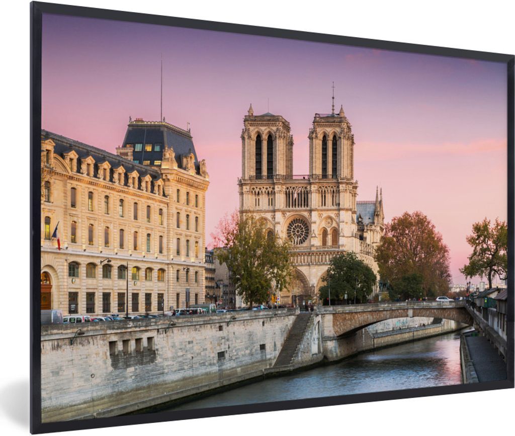 MuchoWow Gerahmtes Poster Lila Himmel über Notre Dame in Paris 30x20 cm - Poster mit Schwarzem Bilderrahmen Wandposter Rahmen Foto Bilder - Kuns...