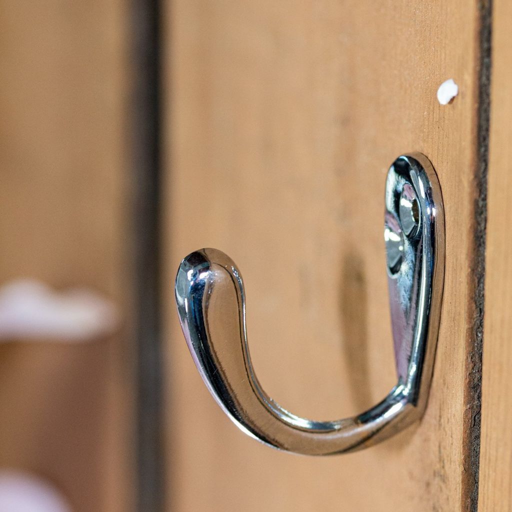 Kleiner Garderobenhaken aus Nickel, Haken im nostalgischen Design, poliert