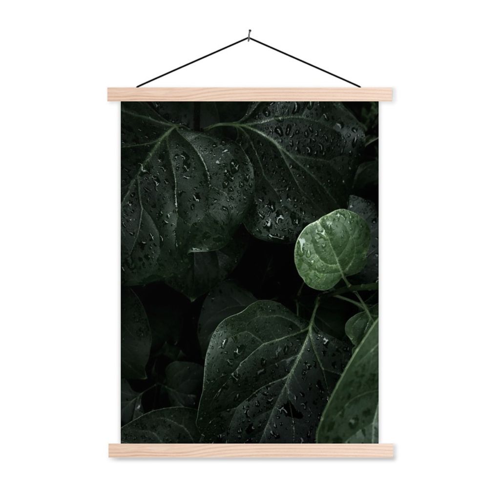 MuchoWow Textilposter Nahaufnahme von Regentropfen auf großen Blättern 40x53 cm mit holzfarbenen Rahmen - Schlafzimmer