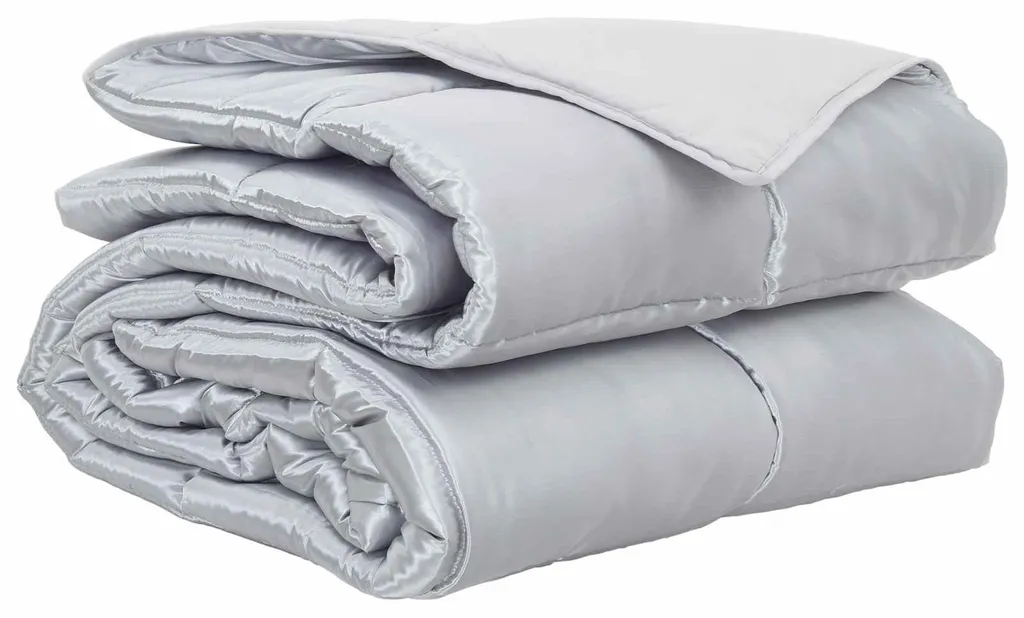 Couette toutes saisons 155x220 cm coloris argenté pour un confort annuel