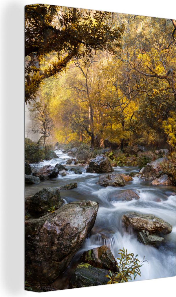 OneMillionCanvasses - Leinwandbilder - 90x140 cm, Der steile Wasserfall fließt im Wald des Klong-Lan-Nationalparks an Felsblöcken vorbei, Wandb...