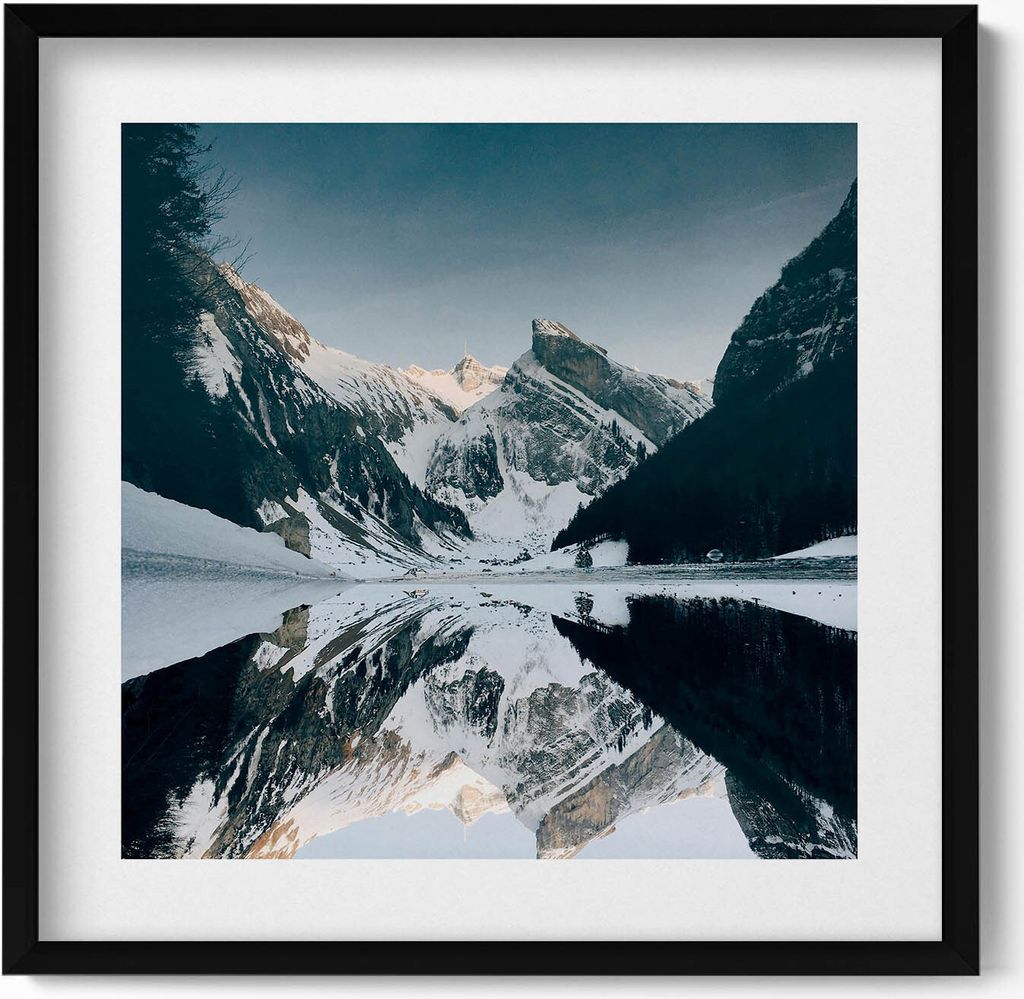 Blick auf einen Bergsee im Winter– Wandbild mit Rahmen – Gerahmtes Bild – Wanddekoration – 50x50 cm – Schwarz Rahmen