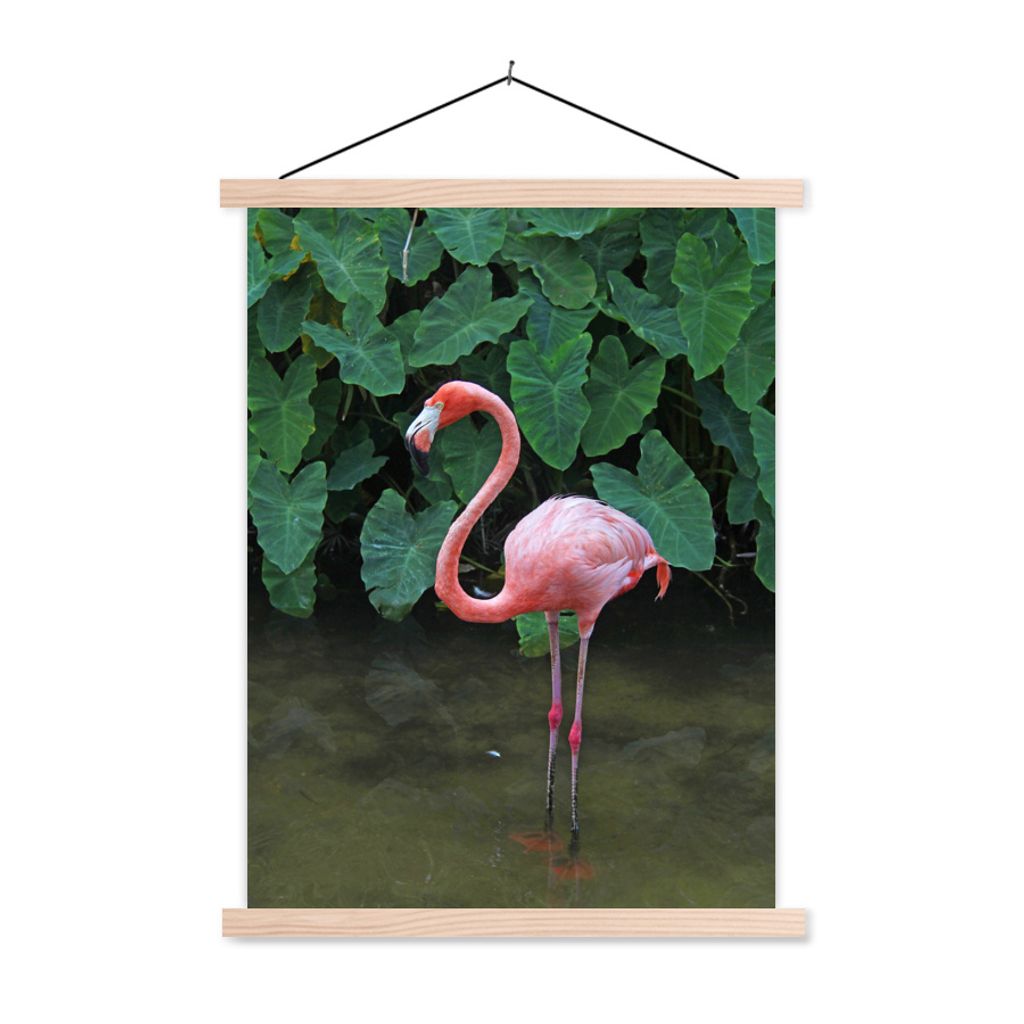 MuchoWow Textilposter Ein Flamingo steht im seichten Wasser 40x53 cm mit holzfarbenen Rahmen - Schlafzimmer