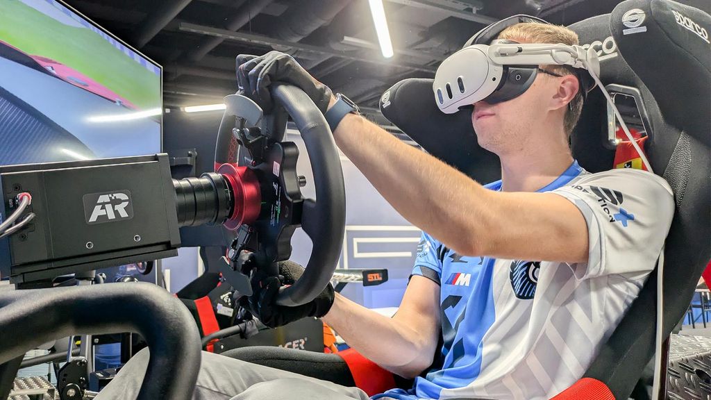 Jochen Schweizer VR Rennsimulator München (1 Std.); Erlebnis verschenken oder selbst erleben; Gutschein gültig für 1 Person