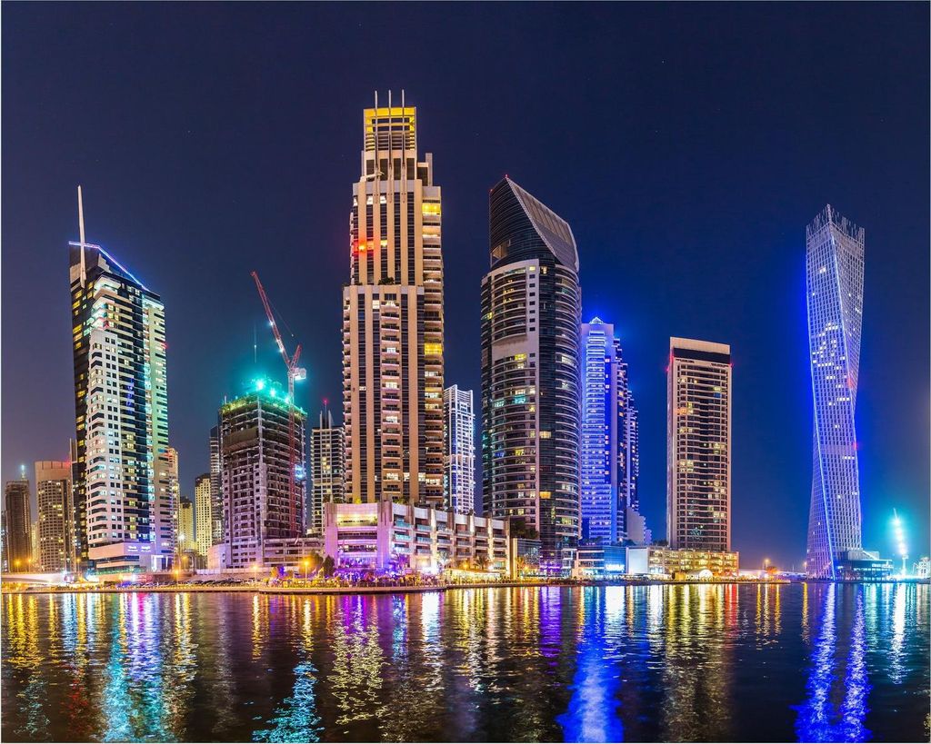 Wallario Poster - Skyline am nächtlichen Hafen, Kunstdruck Größe: 40 x 50 cm