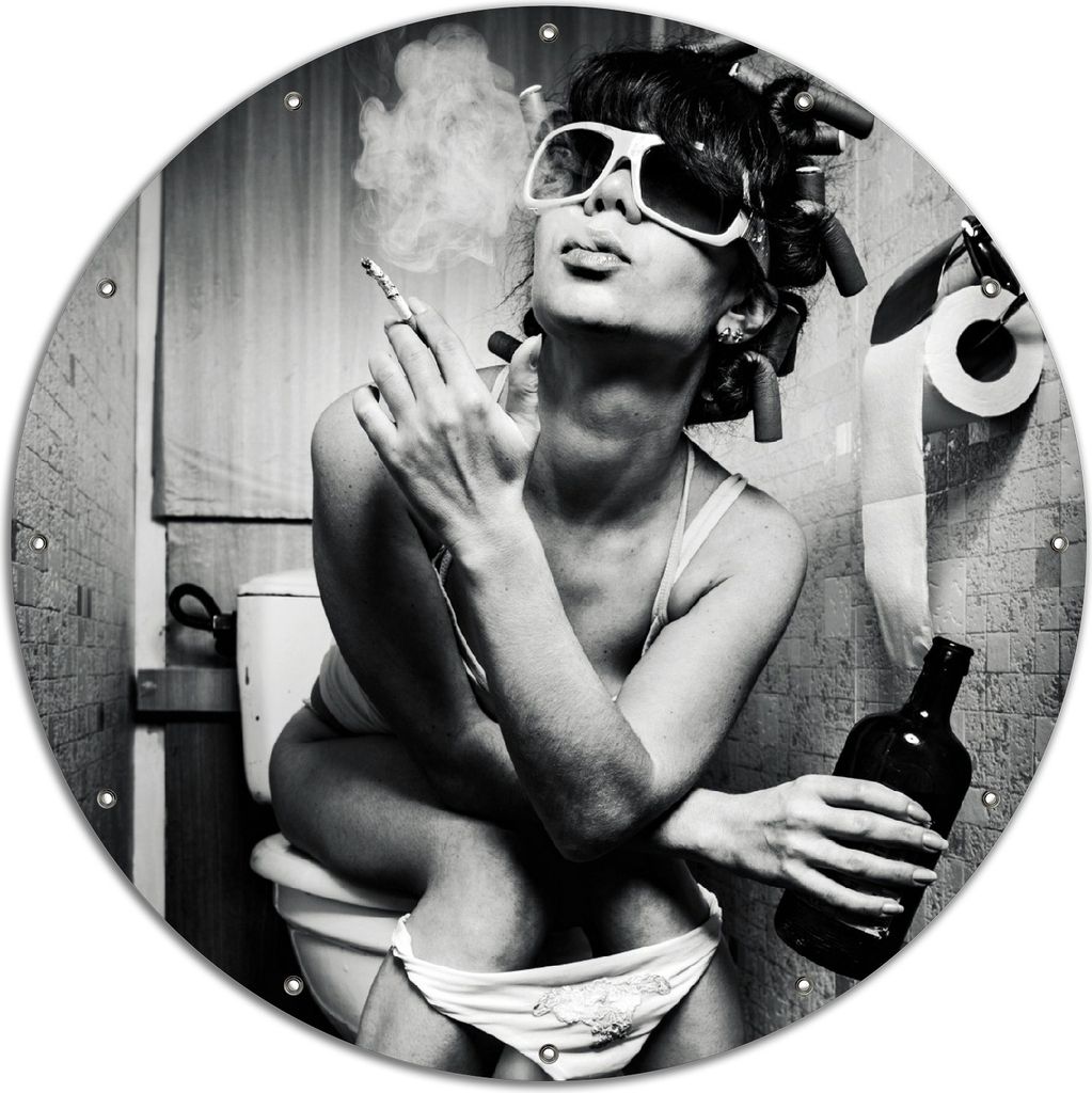Wallario rundes Outdoor-Poster für Garten oder Balkon, Motiv Kloparty - Sexy Frau auf Toilette mit Zigarette und Schnaps, 120 cm Durchmesser