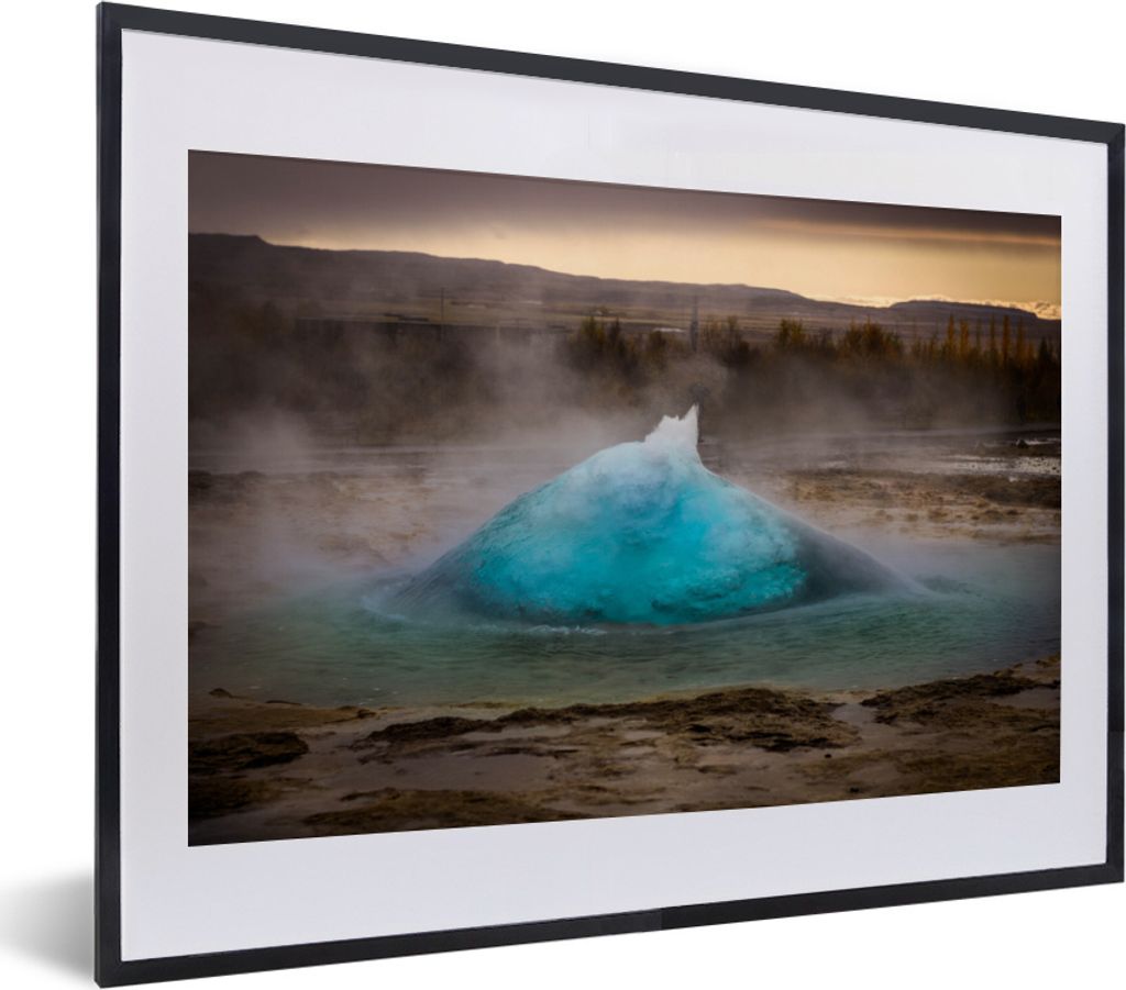 MuchoWow MuchoWow Gerahmtes Poster Der aufsteigende Geysir im europäischen Island 40x30 cm - Poster mit zchwarzem Bilderrahmen - Bilderrahmen ...