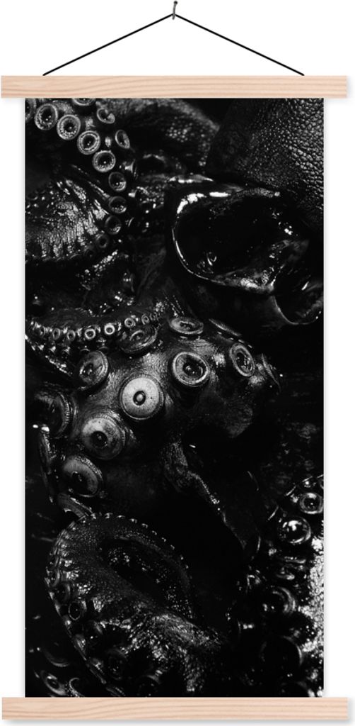 MuchoWow Textilposter Nahaufnahme Oktopus auf schwarzem Hintergrund in schwarz und weiß 60x120 cm mit holzfarbenen Rahmen - Holz