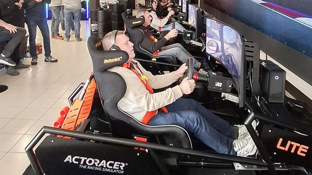 Jochen Schweizer Sim Racing Raum Imst (40 Min.); Erlebnis verschenken oder selbst erleben; Gutschein gültig für 1 Person Gruppengröße: 1-6 Per...