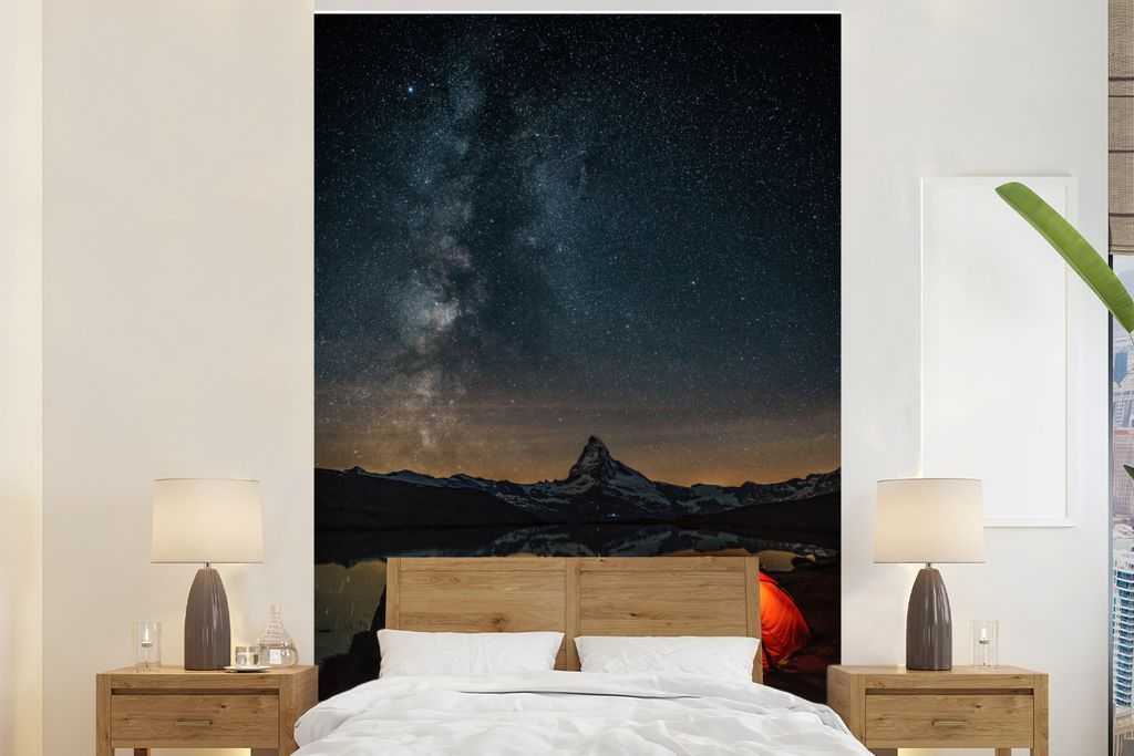 MuchoWow Fototapete für Wohnzimmer oder Schlafzimmer Wandtapete Vinyl Motivtapete Ein rotes Zelt mit Licht in der Nacht - 225x350 cm - Schlafzim...
