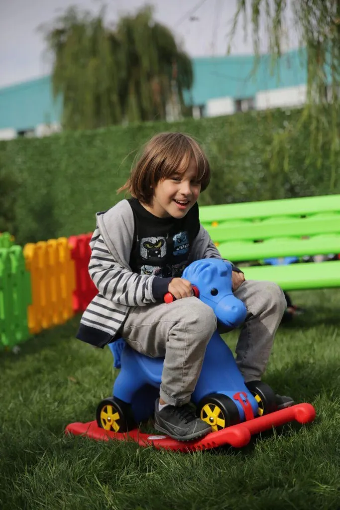 Cheval à bascule vert et ergonomique pour l'éveil des petits - 3