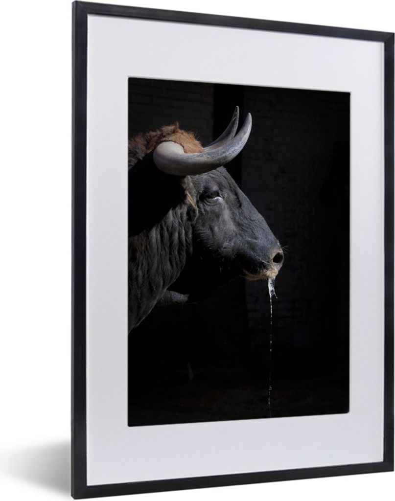 MuchoWow MuchoWow Gerahmtes Poster Ein schwarzer Stier mit Hörnern auf schwarzem Hintergrund 30x40 cm - Poster mit zchwarzem Bilderrahmen - Wa...