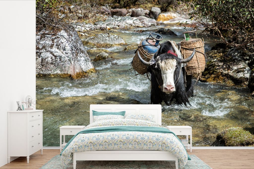 MuchoWow Fototapete für Wohnzimmer oder Schlafzimmer Wandtapete Vinyl Motivtapete Stier trägt Gepäck in Bhutan - 330x220 cm - Fototapeten