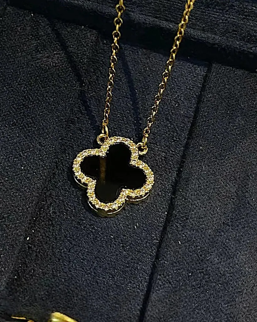 Collier trèfle Clover noir et or, accessoire idéal pour vos soirées