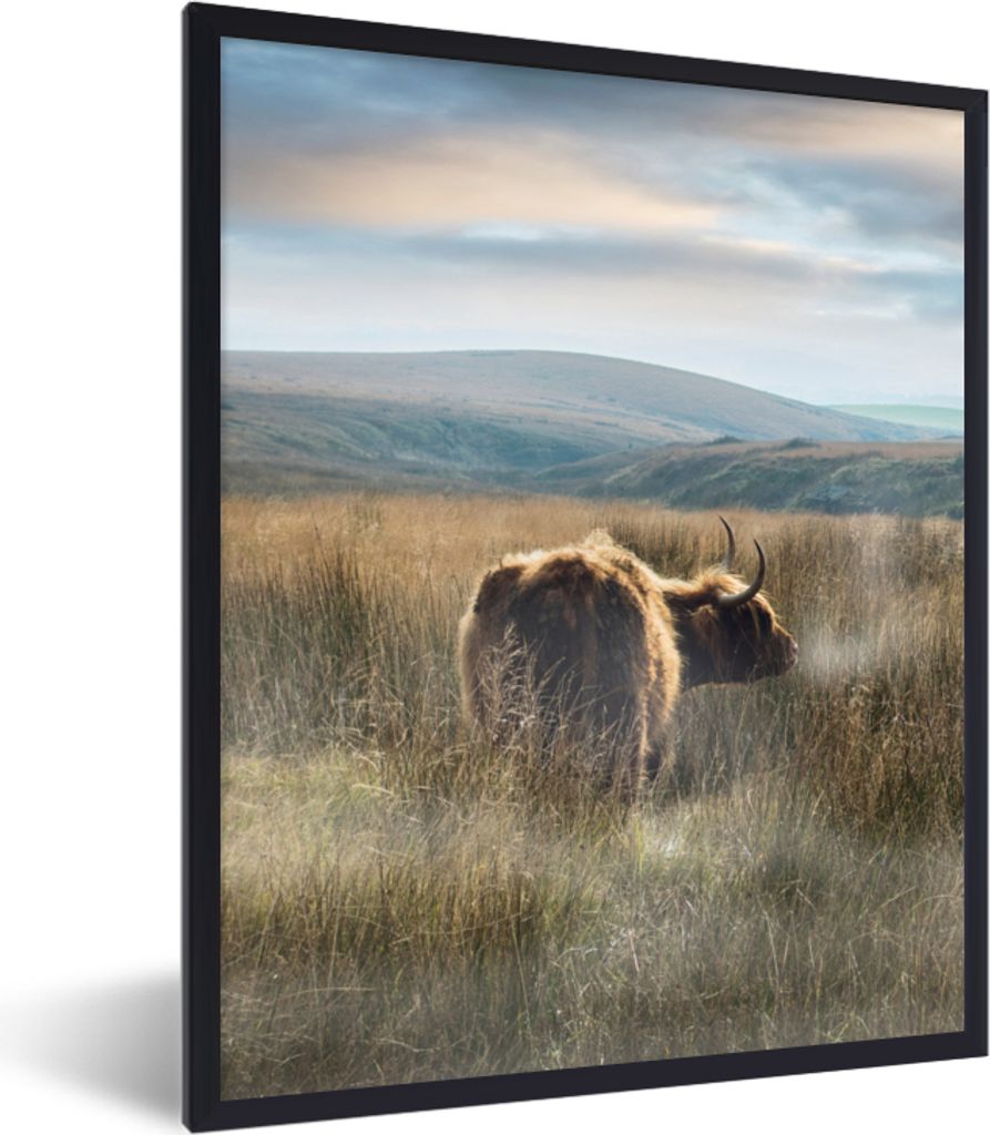 MuchoWow Gerahmtes Poster Schottische Highlander - Nebel - Gras 60x80 cm - Poster mit Schwarzem Bilderrahmen Wandposter Rahmen Foto Bilder - Prem...