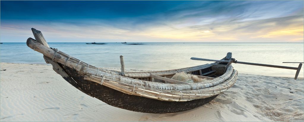Wallario selbstklebendes Poster - Fischerboot am Strand mit Sonnenuntergang, Größe: 80 x 200 cm