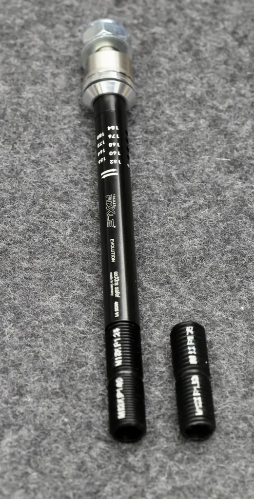 Axe de roue arrière adaptable RADOXX Evolution pour cadre VTT et route - 9