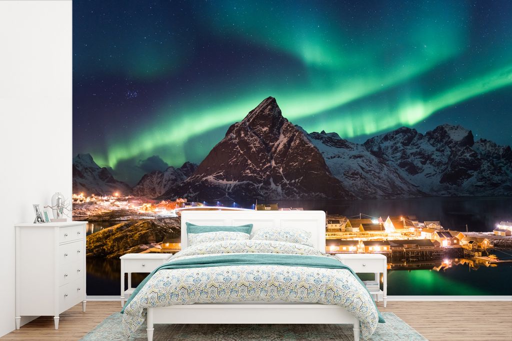 MuchoWow Fototapete für Wohnzimmer oder Schlafzimmer Wandtapete Vinyl Motivtapete Nordlicht über einem Dorf in Norwegen - 360x240 cm - Vinyl-Ta...