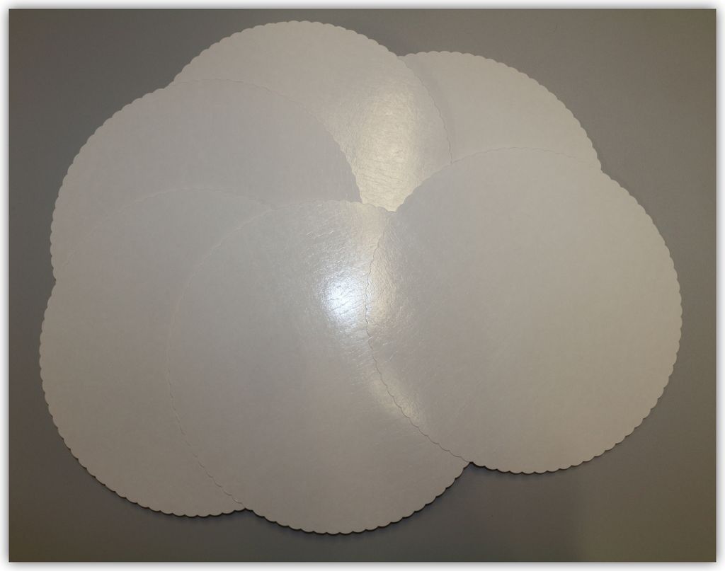 20 Stück Tortenuntersetzer, Pappe rund Ø 28cm weiß mit zackigem Rand Tortenplatten mit Folie beschichtet, verhindert Durchnässen