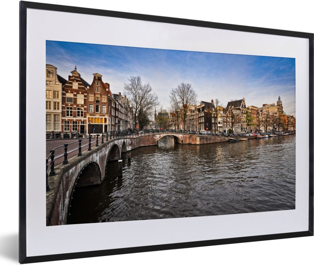 MuchoWow Gerahmtes Poster Bild der amerikanischen Keizersgracht unter einem blauen Himmel mit Wolken 60x40 cm - Poster mit Schwarzem Bilderrahmen...