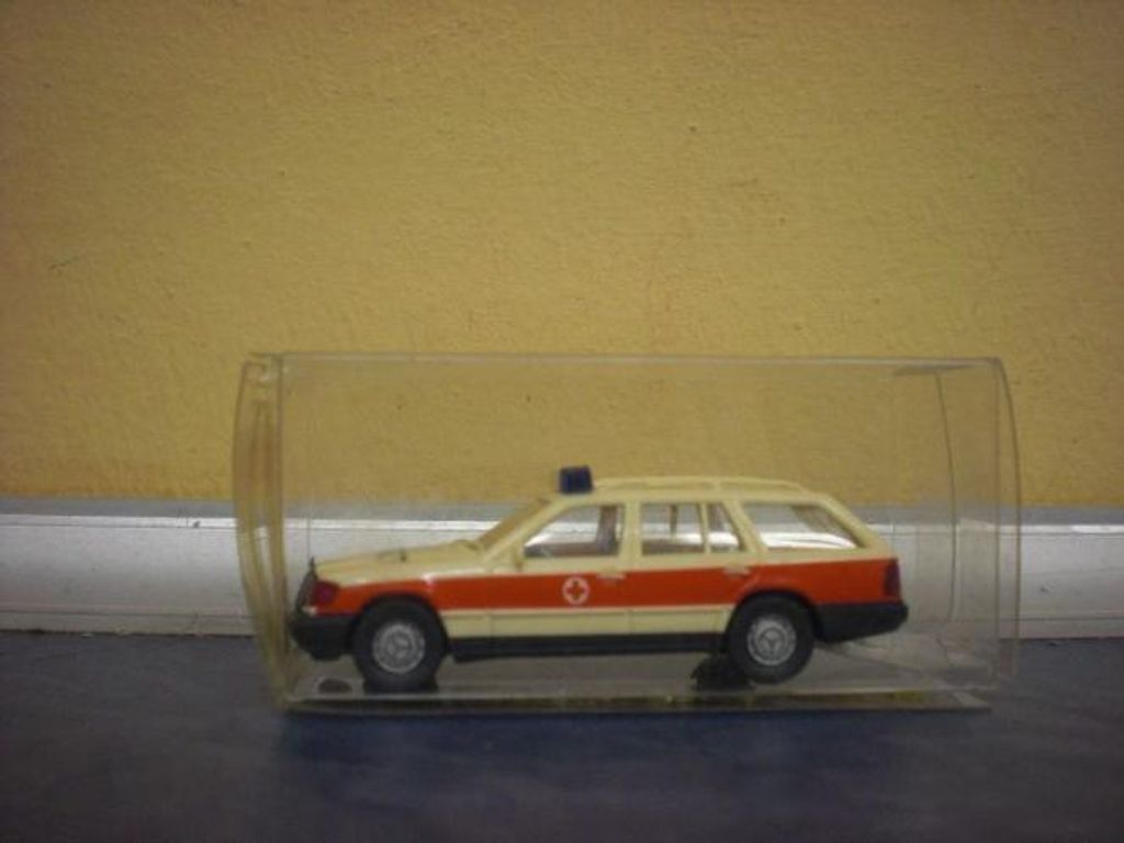 Wiking Notarztwagen Mercedes 230 TE