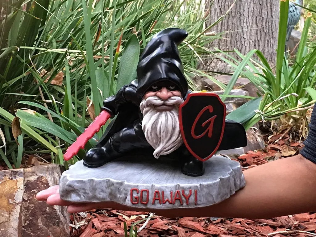 Nain de Jardin Guerrier Robuste : Protégez votre Décoration Miniature