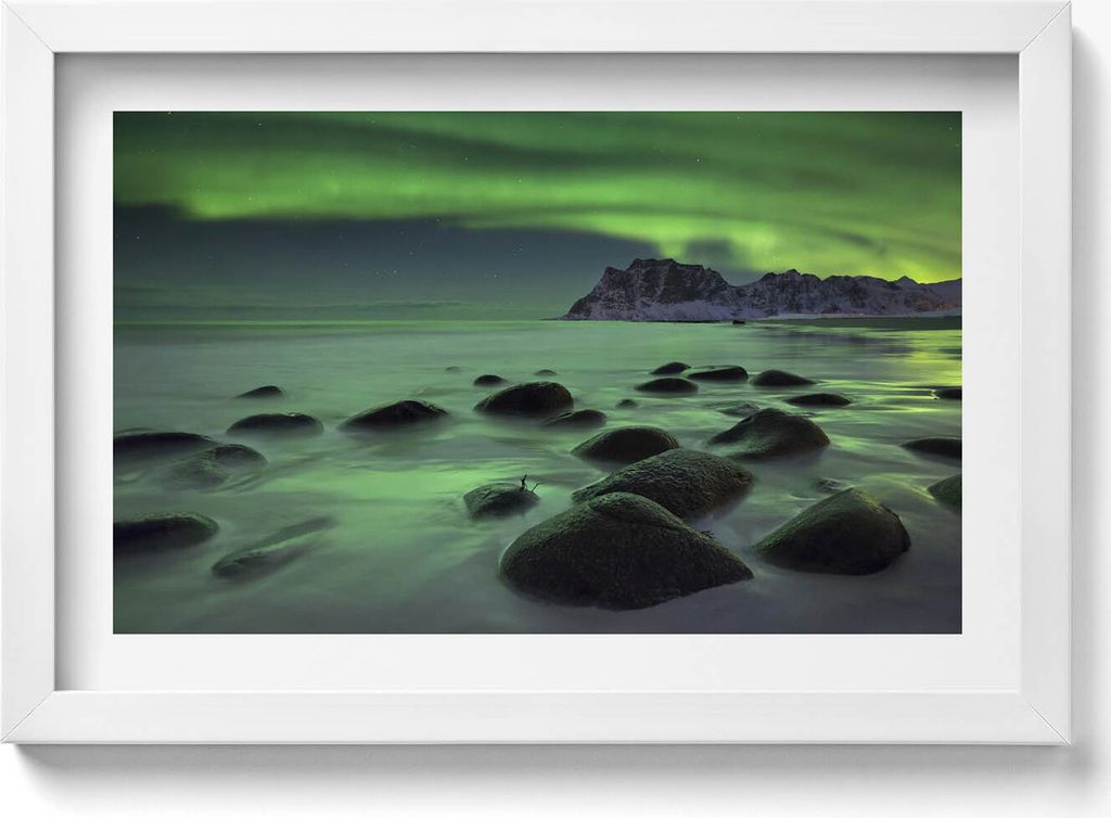 Aurora borealis - grüne Landschaft– Wandbild mit Rahmen – Gerahmtes Bild – Wanddekoration – 30x20 cm – Weiß Rahmen