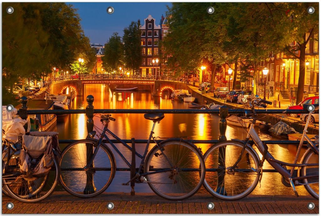 Wallario Outdoor-Poster für Garten oder Balkon, Motiv Amsterdam bei Nacht - Brücken und Fahrräder, in ca. 80 x 120 cm
